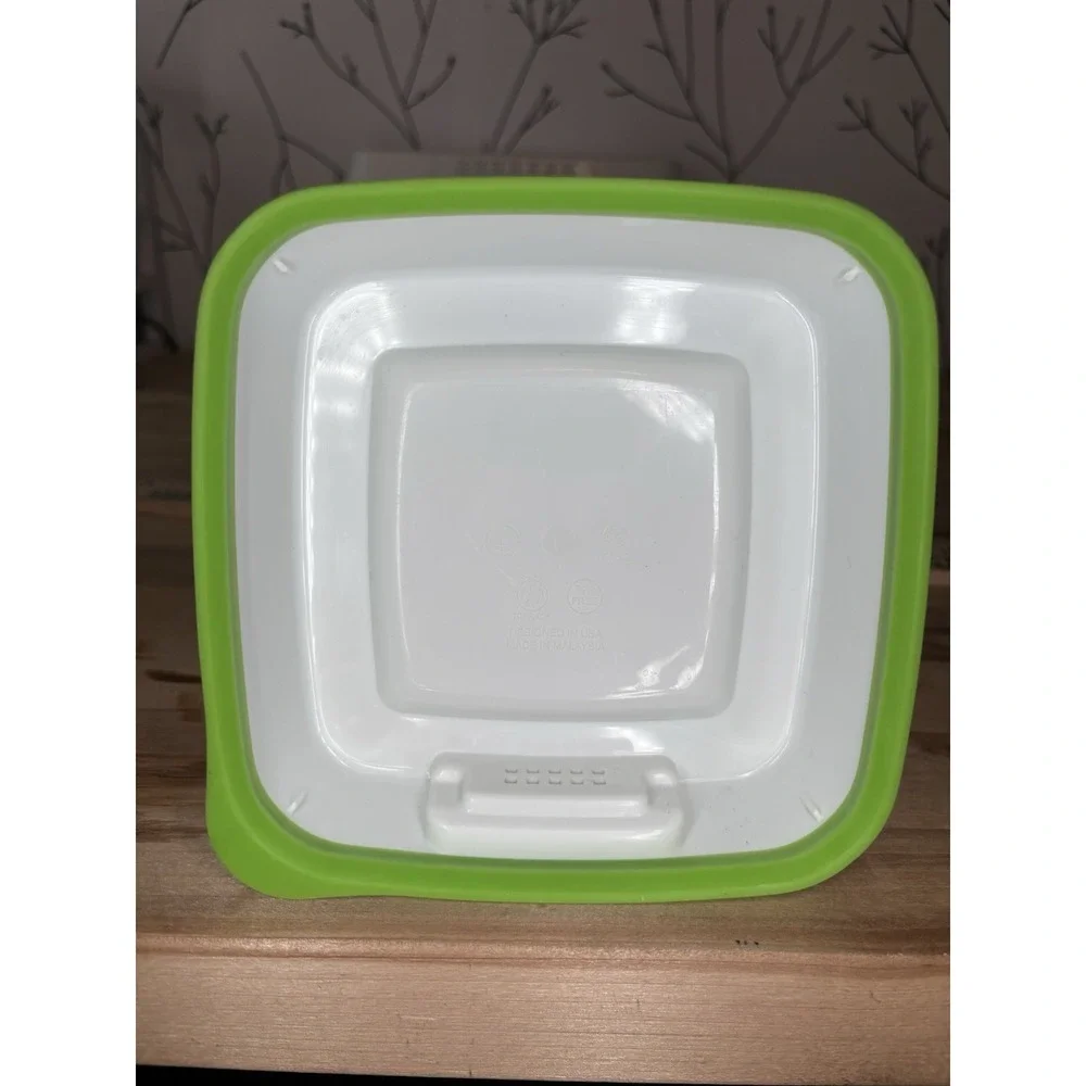Rubbermaid Produce Saver Set‎ 6.3 & 17.3 Cups Green White Vented Lid